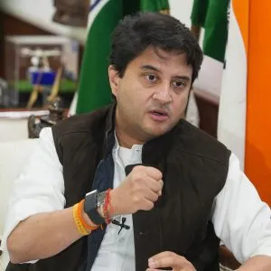 On passengers eating food on the runway, Scindia said... 'Unacceptable, shameful incident' रनवे पर यात्रियों के खाना खाने पर सिंधिया ने कहा… ‘अस्वीकार्य, शर्मनाक घटना’