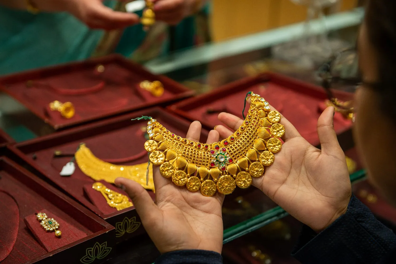 Gold Evening Roundup: सोना 4 हफ्ते की ऊंचाई पर, 3 दिन में 1,700 रुपये चढ़े भाव, MCX पर 78 हजार के ऊपर