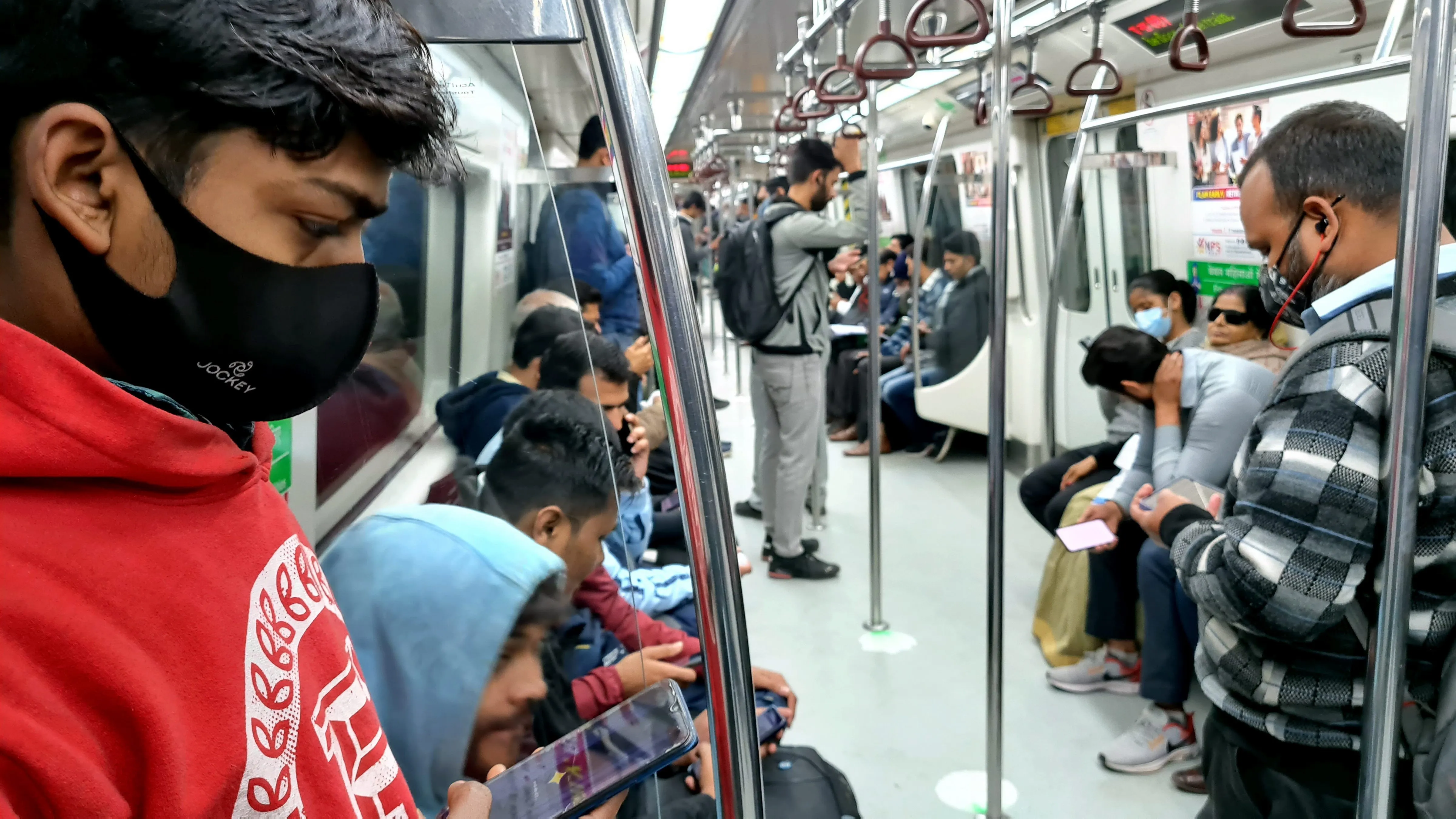Delhi Metro Reels: Open your camera, na na na, making 'reels' inside the metro will now be expensive!