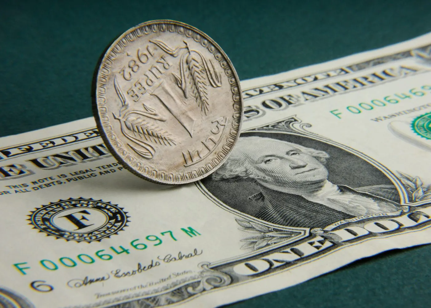 Reserve Bank of India's dollar sale helped the rupee recover from the new low of 84.76 रिजर्व बैंक के डॉलर बिक्री से रुपये में आया सुधार, 84.76 के नए निचले स्तर से उबरने में मिली मदद