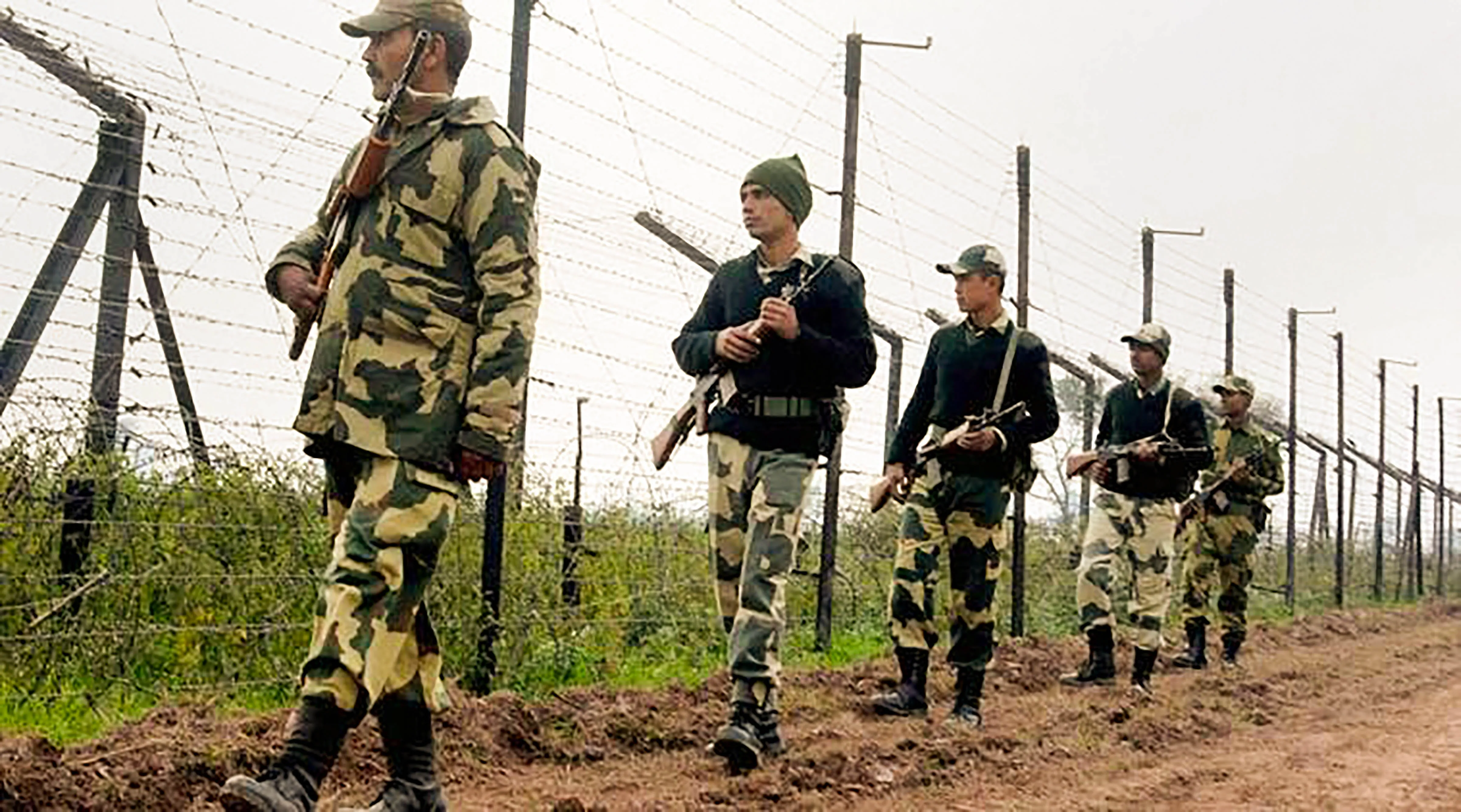 बांग्लादेश में तख्ता पलट के बाद बार्डर पर BSF ने ‘हाई अलर्ट’ जारी किया; DG, वरिष्ठ अधिकारी कोलकाता पहुंचेBangladesh Protests: After the coup in Bangladesh, BSF issued 'high alert' on the border; DG, senior officers reached Kolkata
