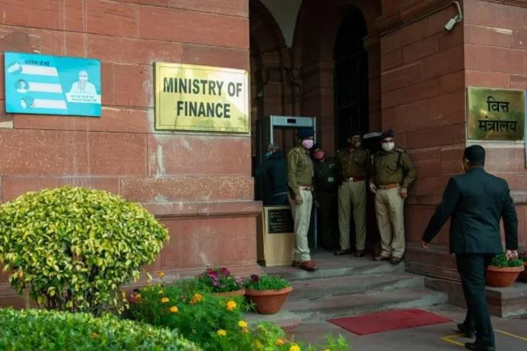 SVB संकट के मद्देनजर सरकार ने बैंकों से बॉन्ड में निवेश का मांगा ब्योरा, वित्त मंत्री कर सकती हैं बैठक