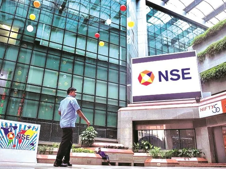 सुप्रीम कोर्ट के निर्देश के बाद सेबी ने NSE को लौटाए 300 करोड़ रुपये