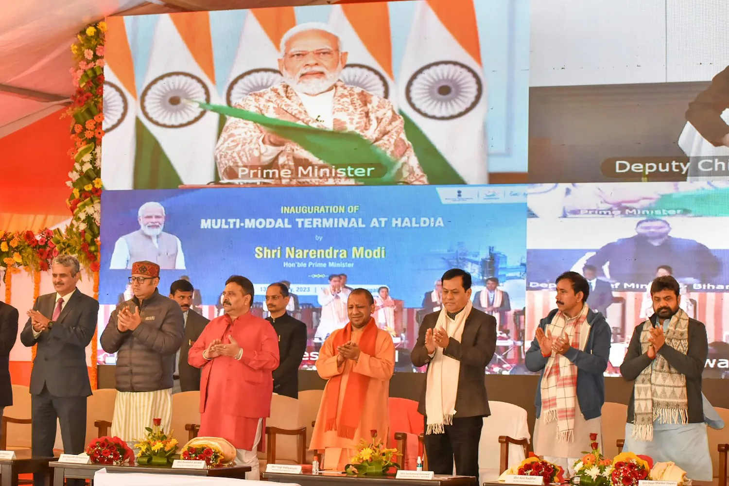 भारत में माल ढुलाई के लिए सबसे बड़ा साधन होगा गंगा विलास क्रूज: PM मोदी PM Modi flags