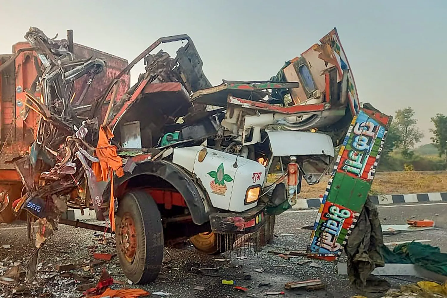 Maharashtra accident: निजी बस और ट्रक के बीच टक्कर में 10 लोगों की मौत, शिंदे ने दिए जांच के आदेश