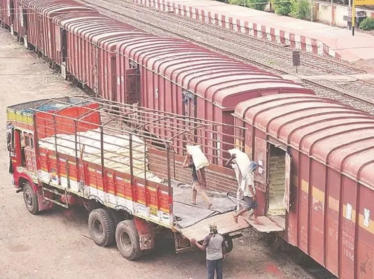 माल ढुलाई में छूट रही PPP की रेल, 12,000 करोड़ रुपये की योजना छोड़ सकता है रेलवे