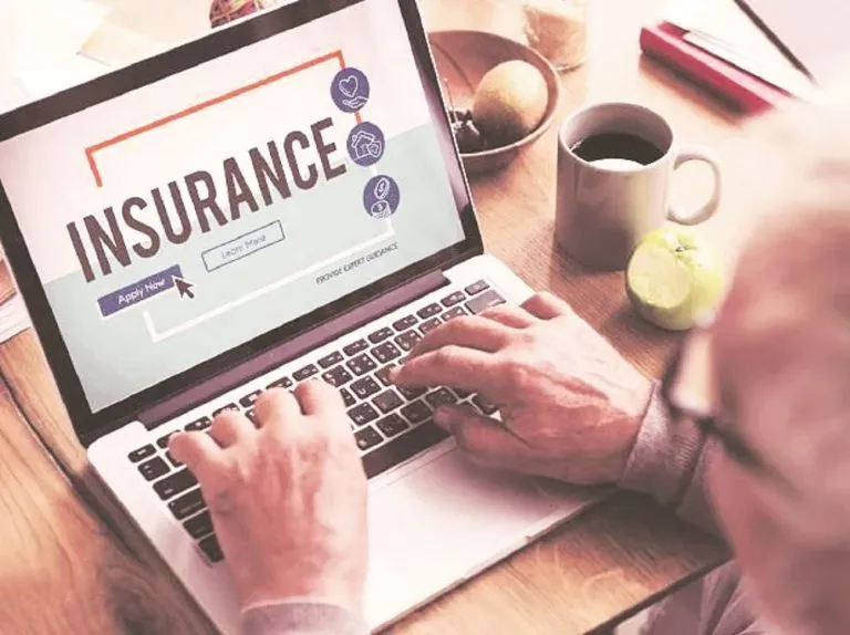 LIC को लगा झटका, प्रीमियम 30 प्रतिशत गिरा