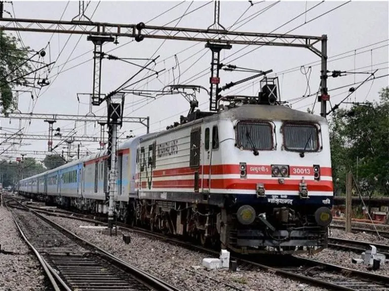 रेलवे अपने बाकी बचे प्रिंटिंग प्रेस भी करेगा बंद, थर्ड पार्टी को मिल सकता है टिकट छापने का ठेका
