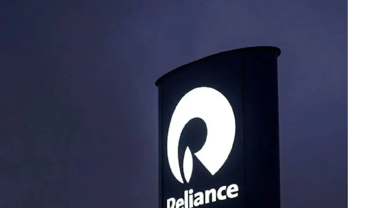 Dharma Productions में हिस्सेदारी खरीदने की होड़, Saregama के बाद अब रिलायंस पर टिकी सबकी नजरें Race to buy stake in Dharma Productions, after Saregama now all eyes are on Reliance