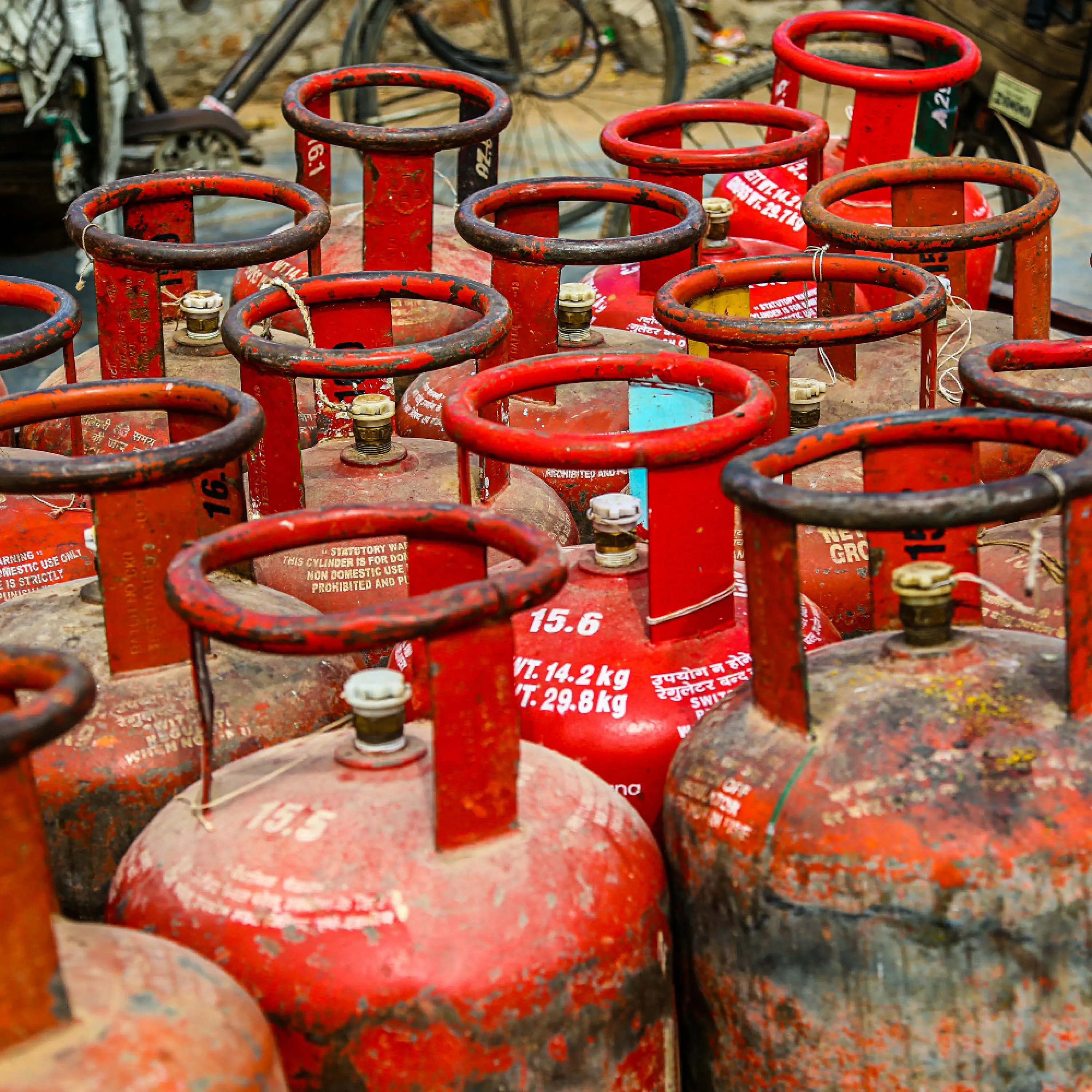 LPG price hike: रसोई गैस पर महंगाई की मार, LPG सिलिंडर 50 रुपये महंगा, उज्ज्वला लाभार्थियों की बढ़ी टेंशन – lpg price hike inflation hits lpg cylinder becomes costlier by rs 50 ujjwala beneficiaries more affected – बिज़नेस स्टैंडर्ड