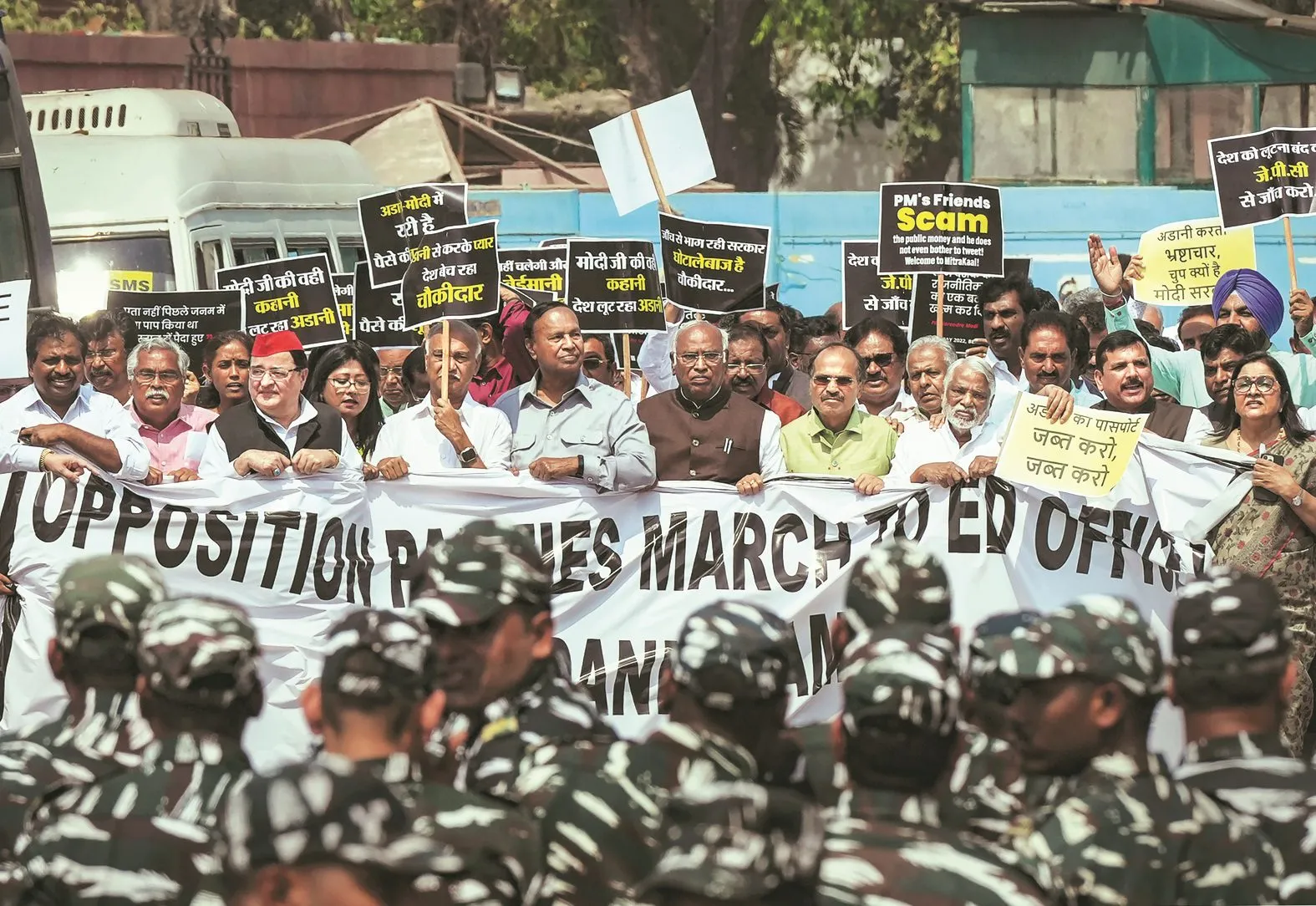 Opposition Parties March on Adani issue, stopped at Vijay Chowk