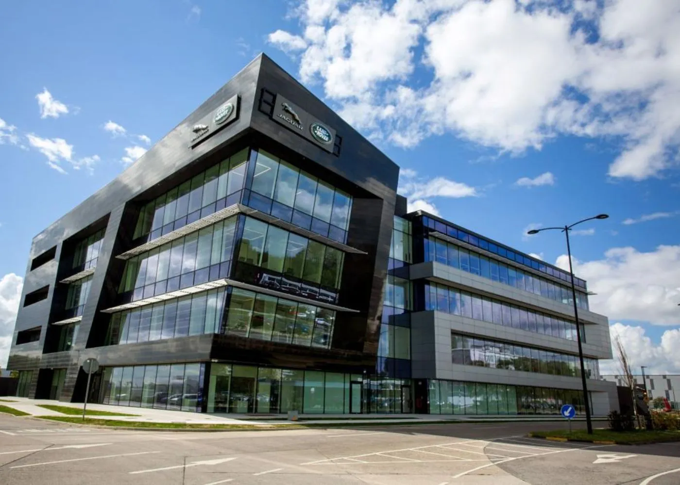 JLR joins hands with Tata Technologies, production speed will increase with digitization