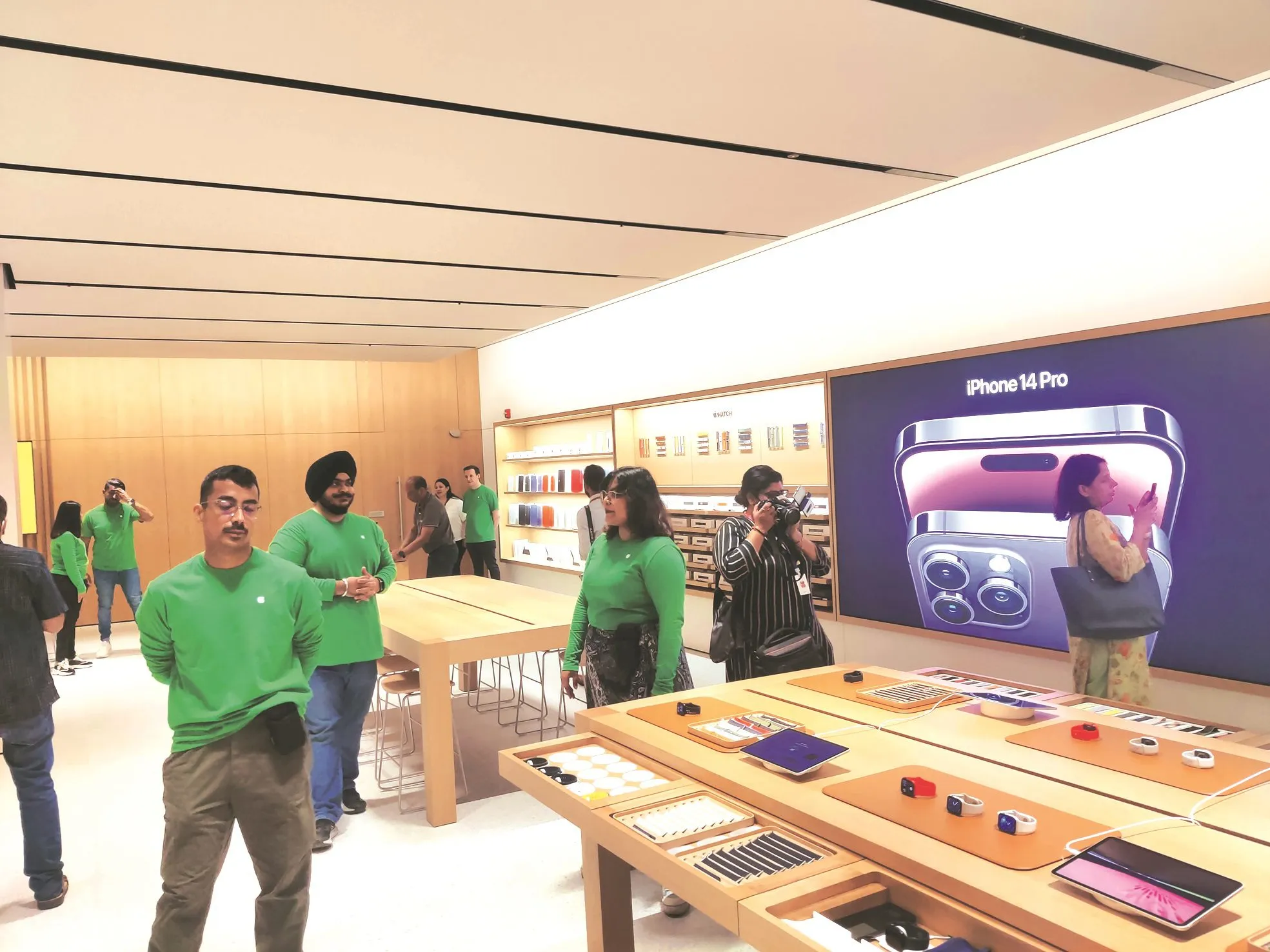 Delhi Apple store launch: देखिए साकेत स्टोर की पहली झलक Apple saket