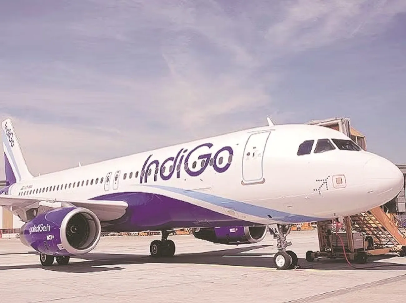 IndiGo की फ्लाइट में बम की धमकी से मचा हड़कंप, विमान की हुई इमरजेंसी लैंडिंग  - bomb threat creates panic in indigo flight emergency landing of the plane  - बिज़नेस स्टैंडर्ड
