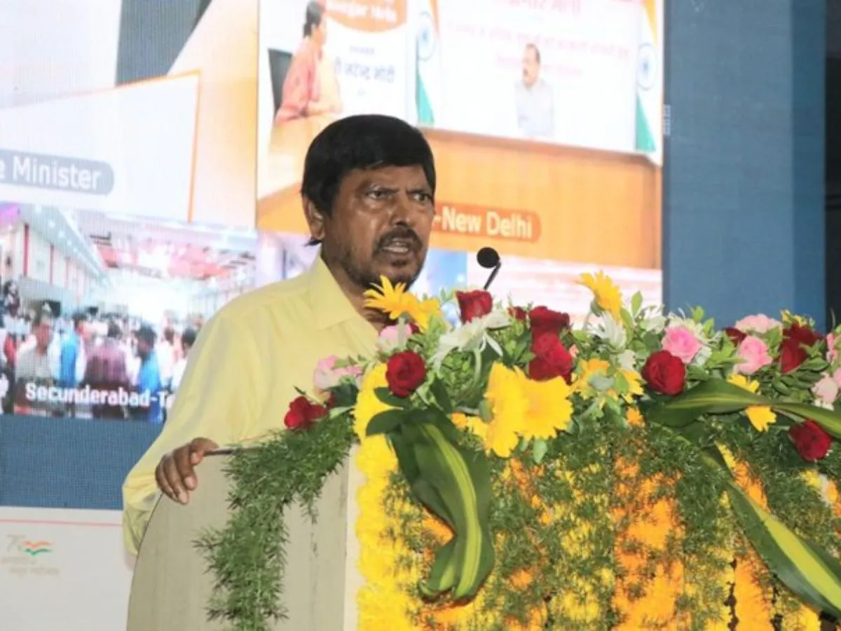 ठाकरे-शिंदे की जुबानी जंग के बीच आठवले ने दिया अजित पवार को खुला ऑफर Athawale