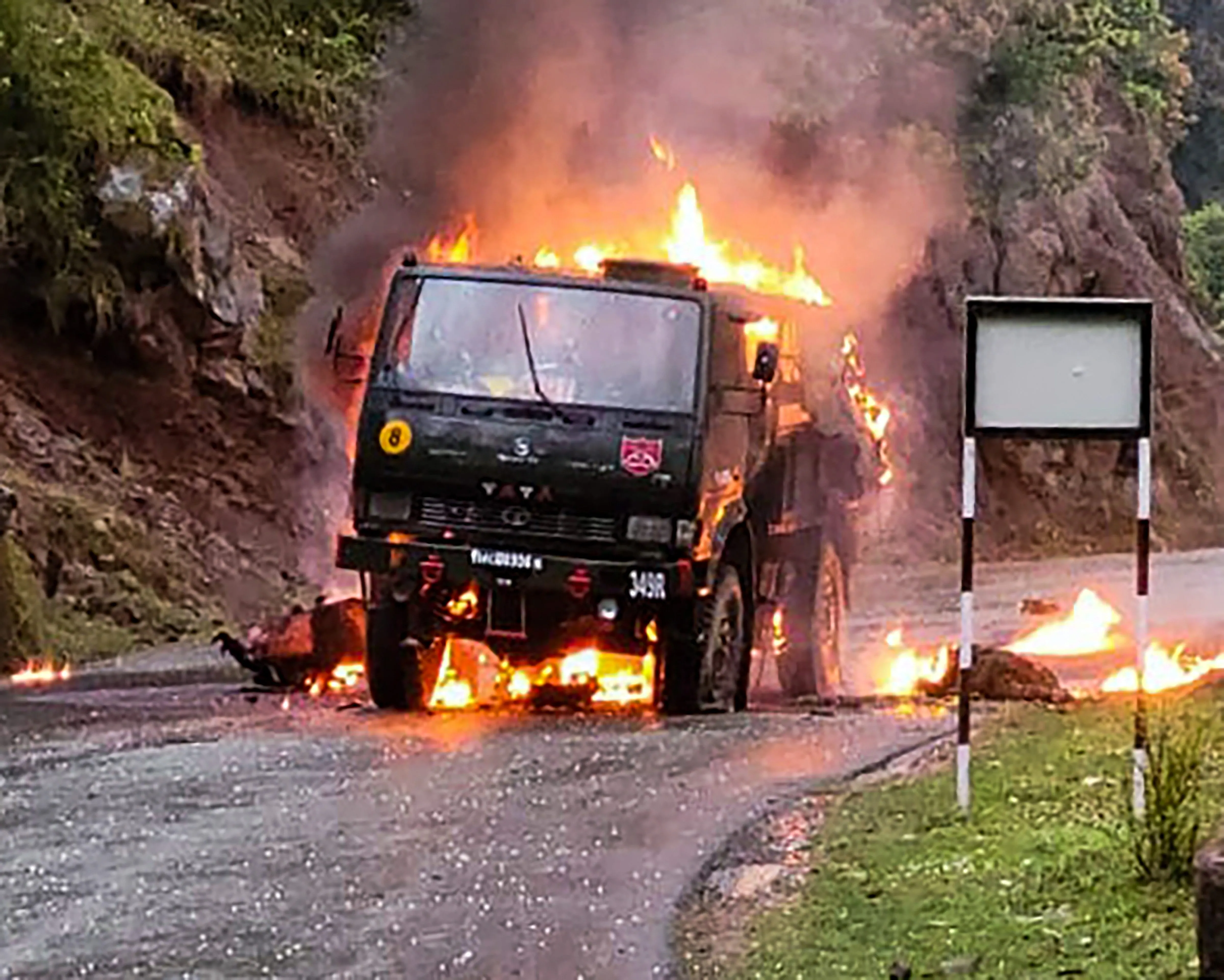 Big Naxalite attack in Chhattisgarh, 10 soldiers martyred, driver also died