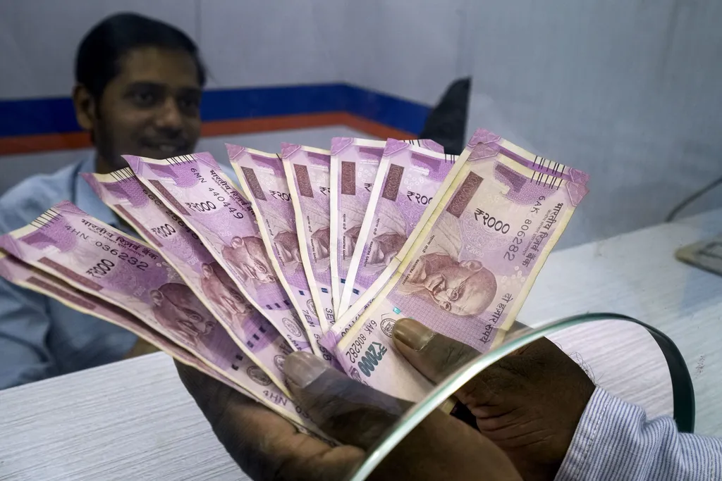 97 Notes 2000 Notes Withdrawal: बैंकों में वापस आए 97.62 प्रतिशत नोट, क्या अब भी ...