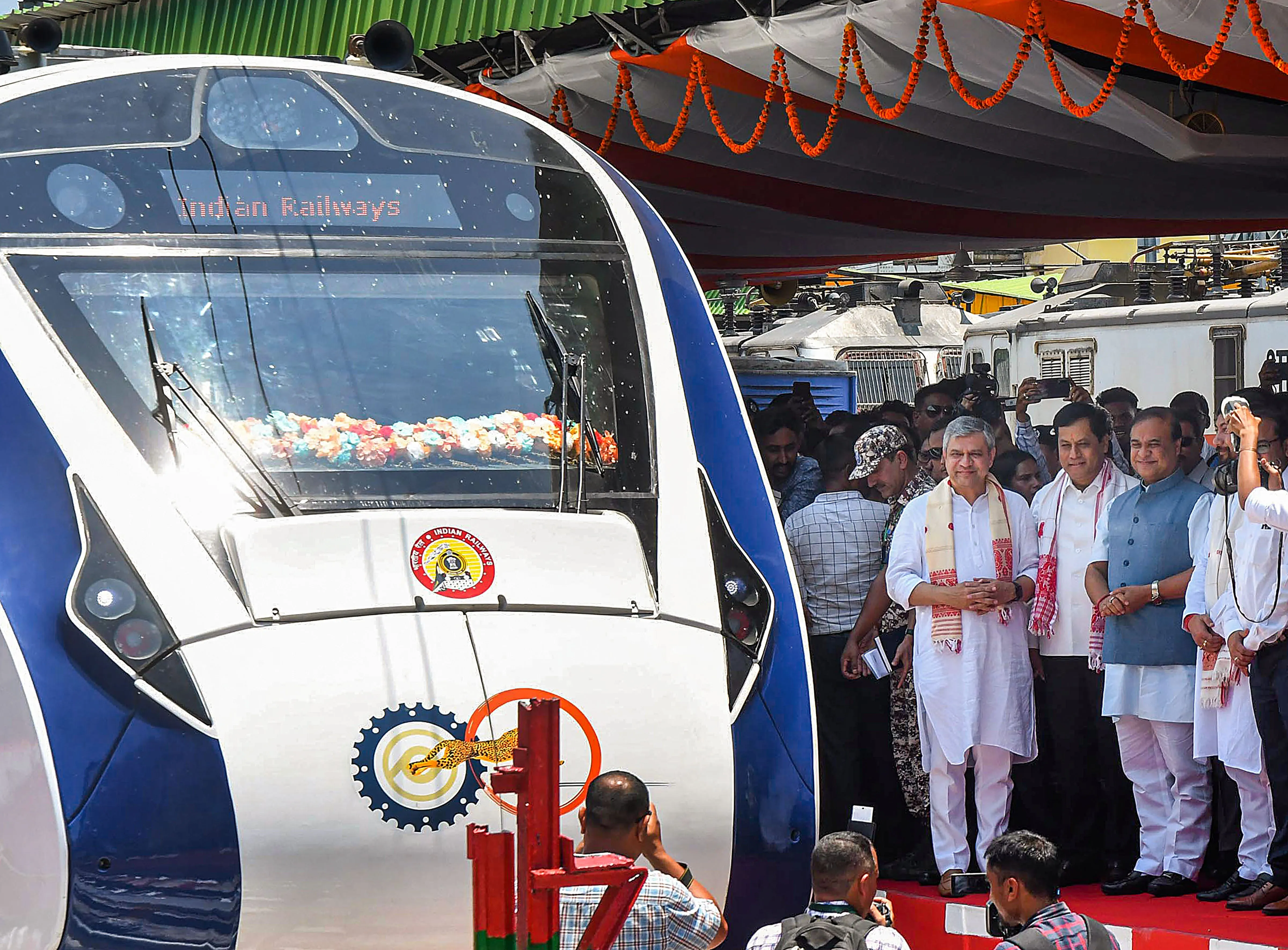 पूर्वोत्तर को मिली पहली वंदे भारत ट्रेन की सौगात, प्रधानमंत्री मोदी ने दिखाई हरी झंडी Northeast gets first Vande Bharat train, Prime Minister Modi shows green signal