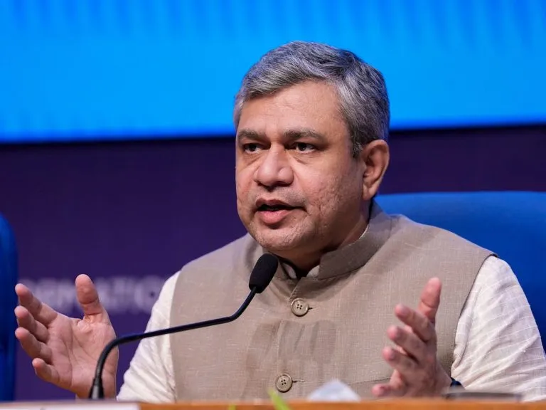PLI योजना से चीन से भारत आएंगी कंपनियां : केंद्रीय संचार मंत्री अश्विनी वैष्णव