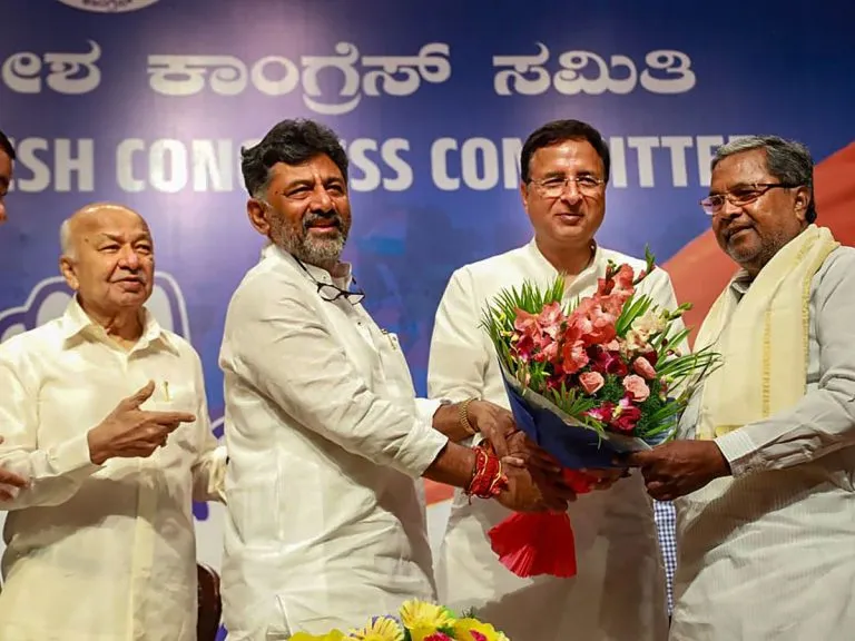सिद्धरमैया को मिला कर्नाटक का ताज, डीके शिवकुमार होंगे डिप्टी सीएम व PCC चीफ