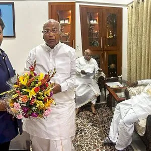 Meeting with Kharge, but indecisiveness continues over Chief Minister in Karnataka