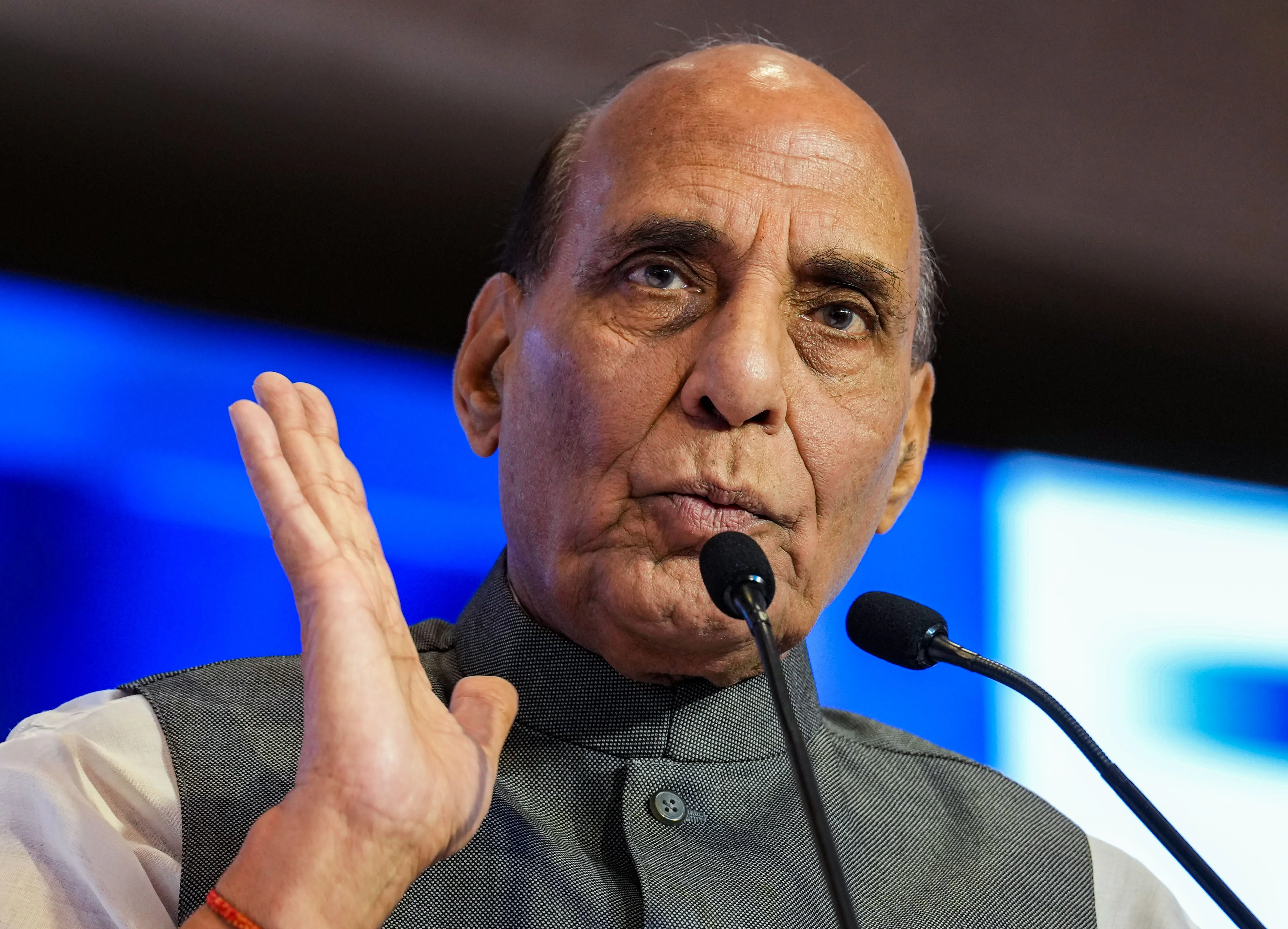रक्षा मंत्रालय ने 7,800 करोड़ रुपये के खरीद प्रस्तावों को मंजूरी दी, मशीन गन और नौसेना के हथियार भी शामिल Defence Minister Rajnath Singh