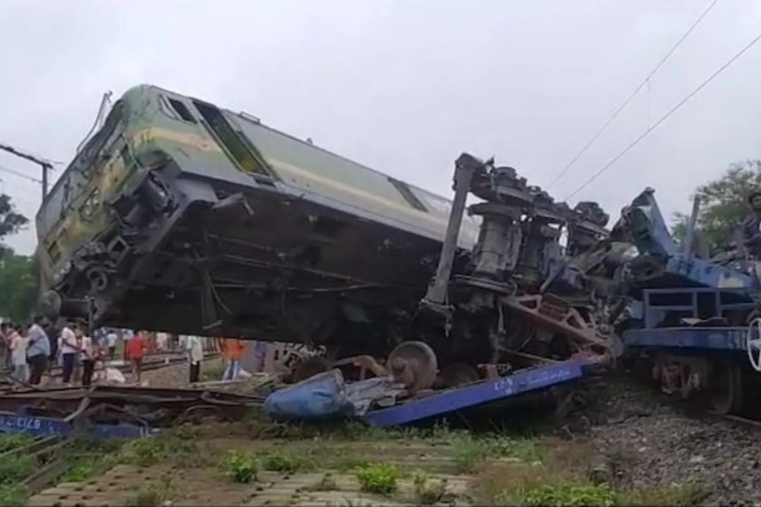 west bengal train derailed
