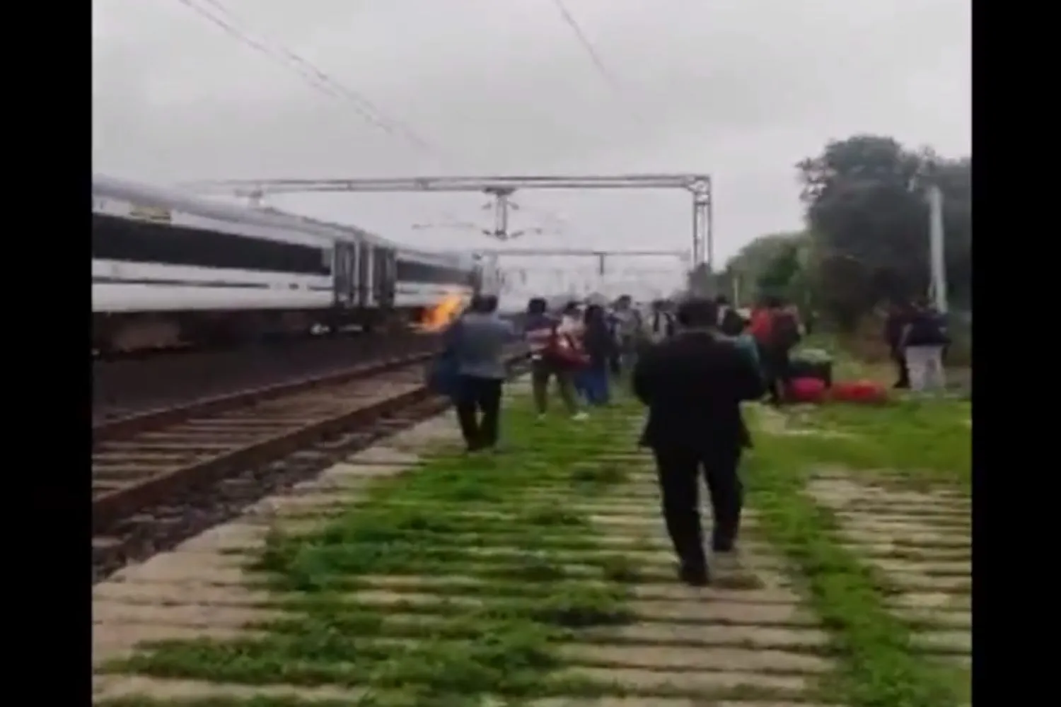 MP: भोपाल-दिल्ली वंदे भारत ट्रेन के बैटरी बॉक्स में लगी आग MP Vande Bharat train