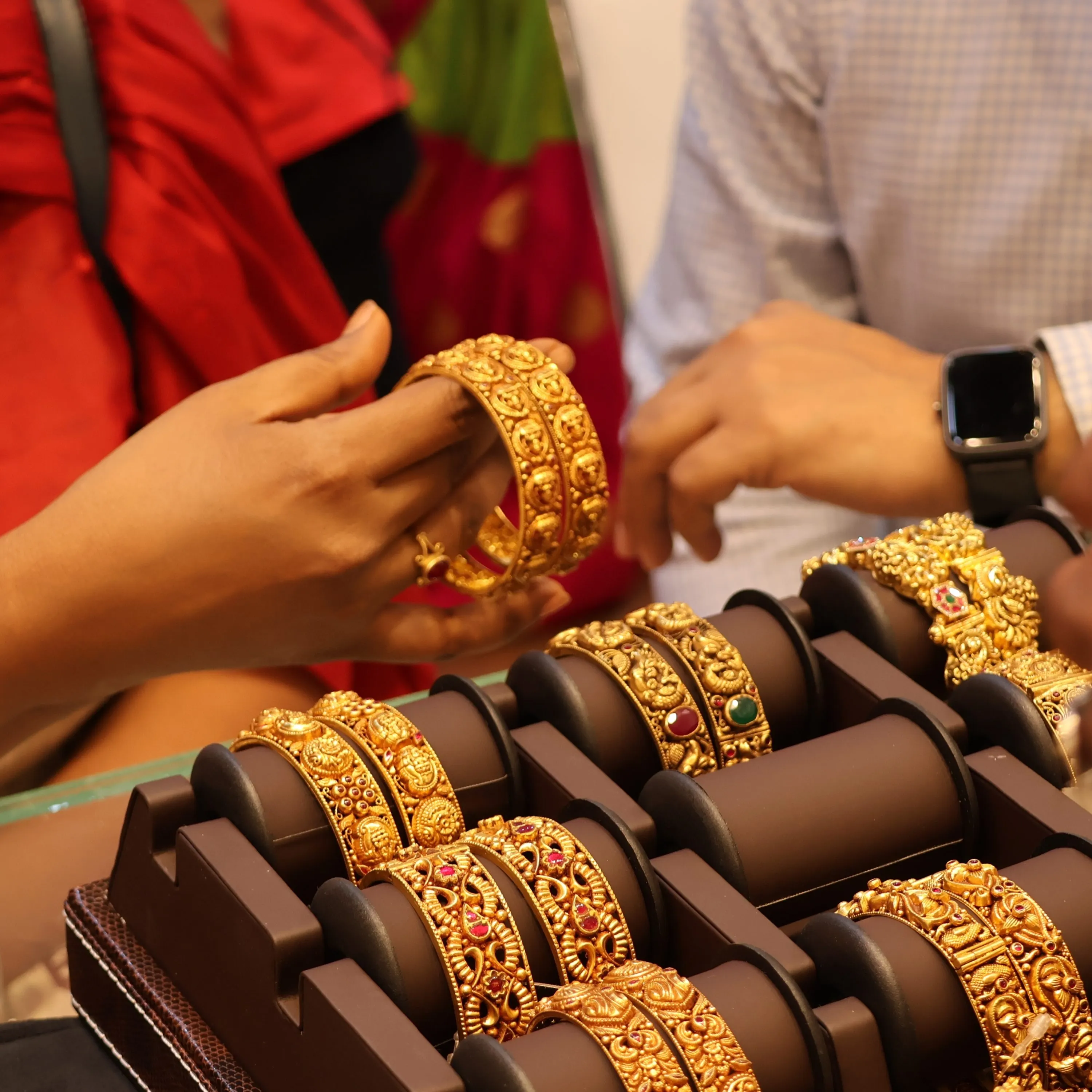 Gold-Silver Price Today: अक्षय तृतीया से पहले सोने की कीमतों में गिरावट, ₹95000 के नीचे लुढ़का; चांदी ₹96,000 के करीब