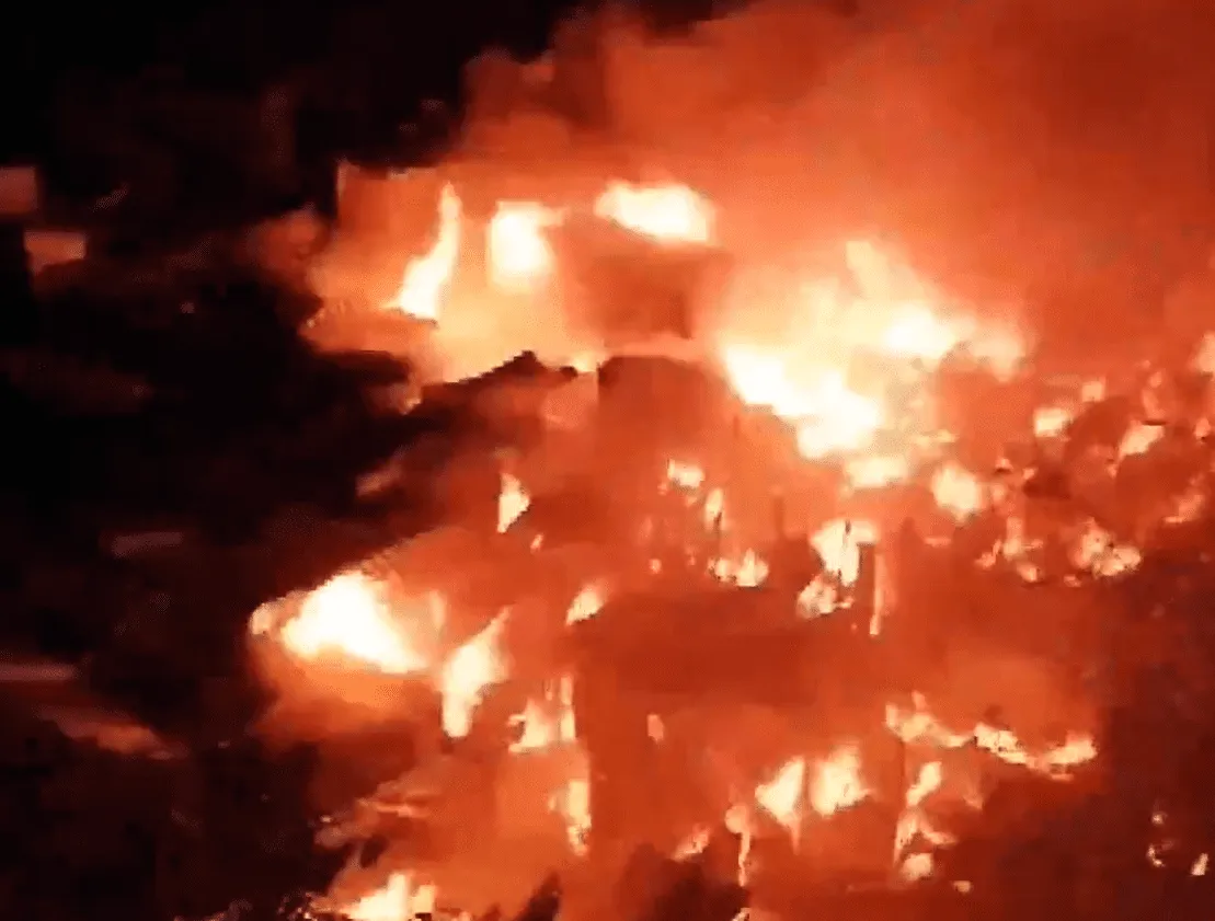 Massive fire breaks out in Howrah