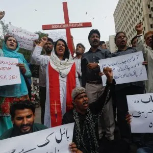 Over 100 arrested, probe ordered in attacks on churches and homes of Christians in Pakistan