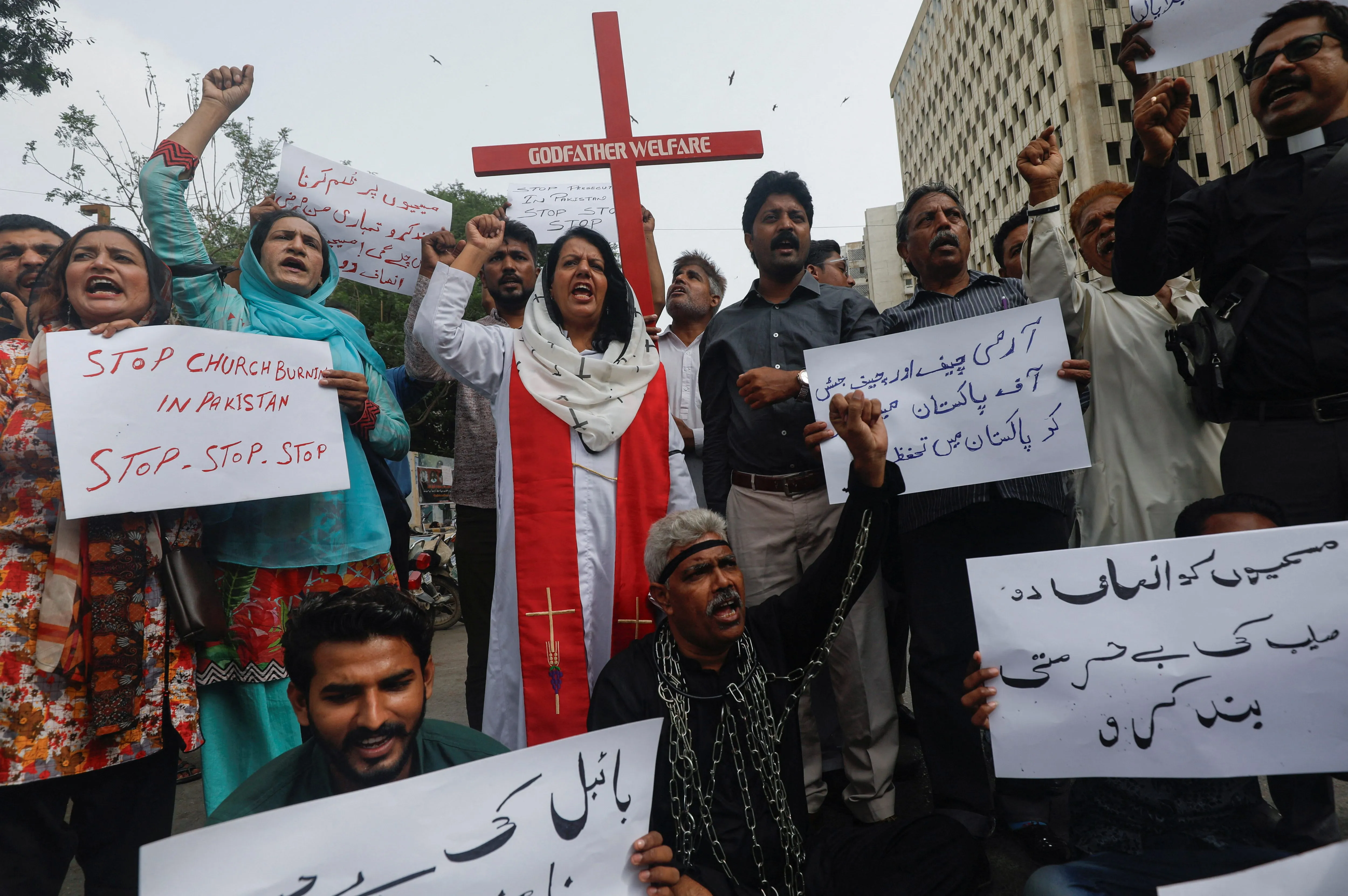 Over 100 arrested, probe ordered in attacks on churches and homes of Christians in Pakistan