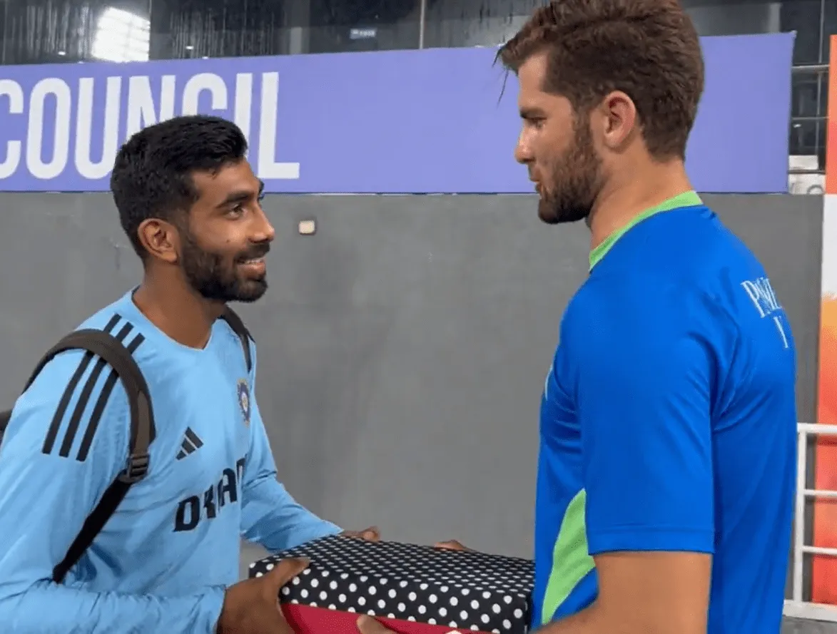 IND vs PAK: शाहीन अफरीदी ने Jasprit Bumrah को दिया नायाब तोहफा, वीडियो देख खुश हुए फैंस bumrah and shaheen