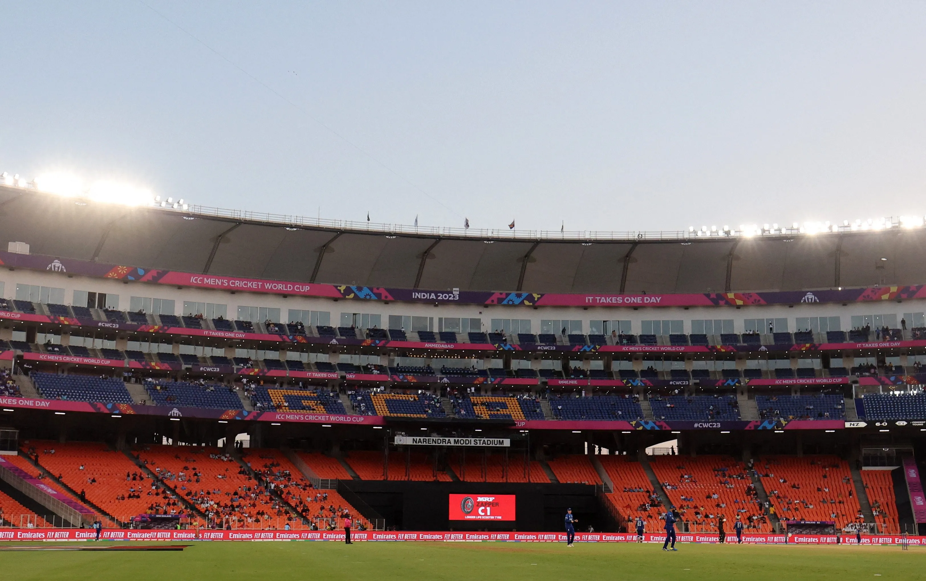ICC World Cup 2023: वर्ल्ड कप के पहले मैच में नदारद रही लोगों की भीड़, खाली दिखा स्टेडियम Narendra Modi Stadium
