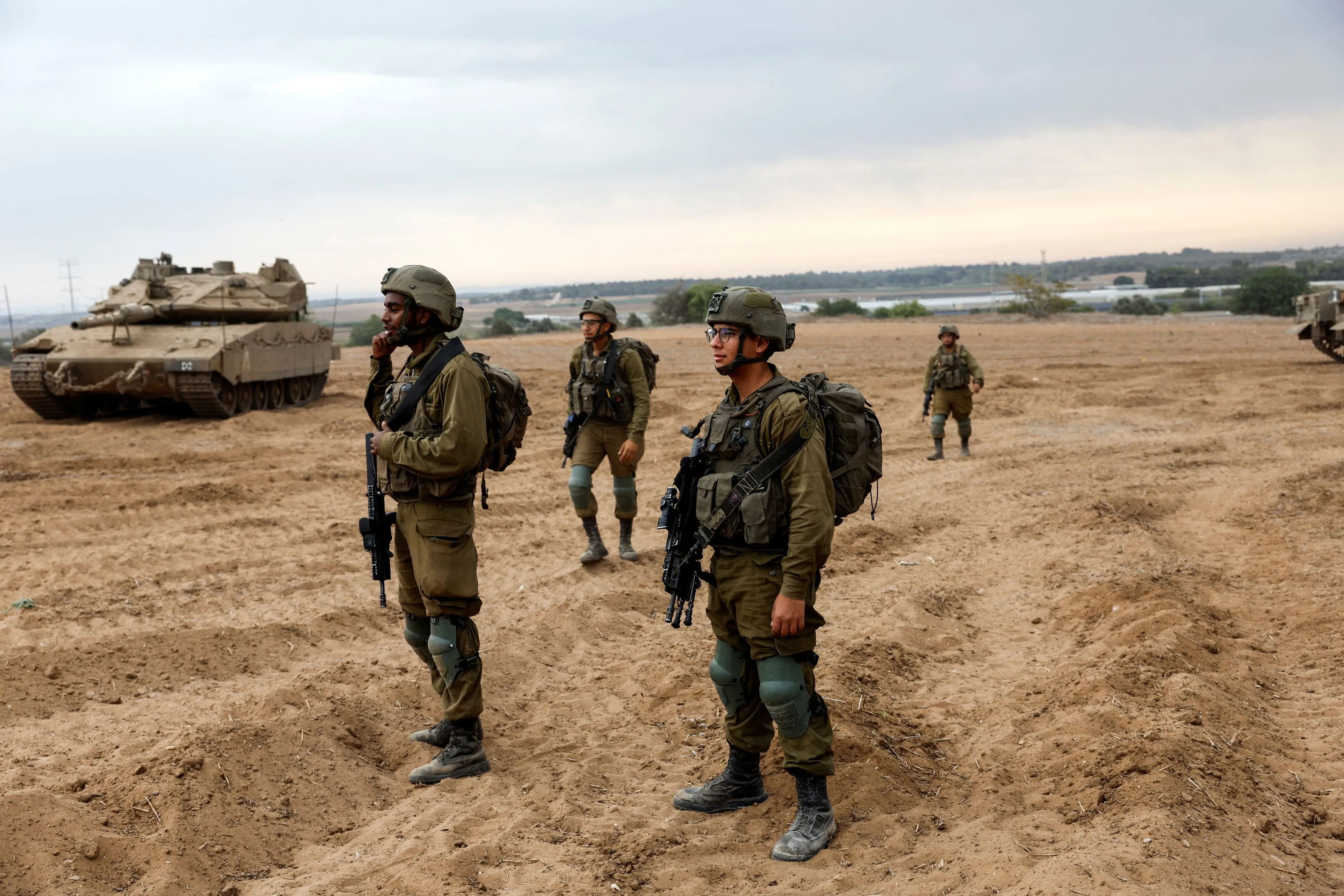 Israel-Palestine War : इजराइली खुफिया एजेंसियों पर उठे सवाल, कैसे नहीं लगी हमास के इतने बड़े हमले की भनक? Israeli soldiers look on in an area where Israeli tanks and militiary vehicles amass at the Israeli side of the Gaza border, as violence around the nearby Gaza Strip mounts following a mass-rampage by armed Palestinian infiltrators