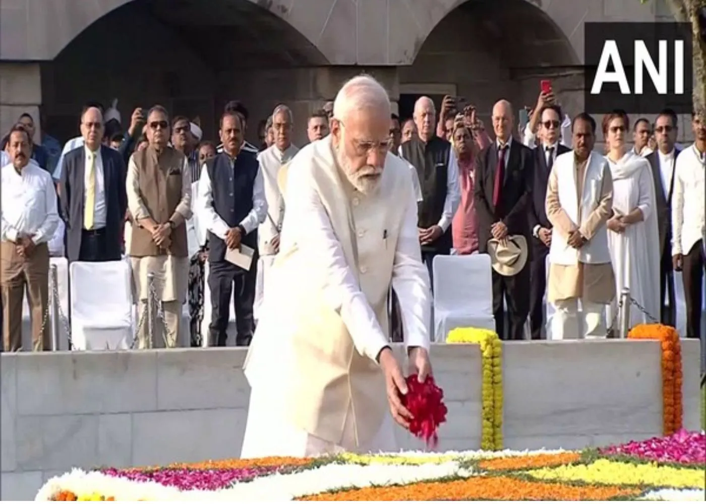 Gandhi Jayanti: PM Modi reached Rajghat and paid tribute to Bapu, also remembered Lal Bahadur Shastri