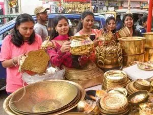 Dhanteras-Diwali market in UP: Market buzzing with bronze, brass, copper utensils, typical local firecrackers