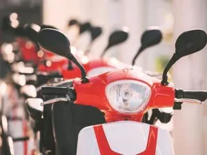 ई-दोपहिया के दाम घटाए मगर बिक्री ने नहीं पकड़ी रफ्तार, Electric two wheeler volume remains flat despite sharp price cuts