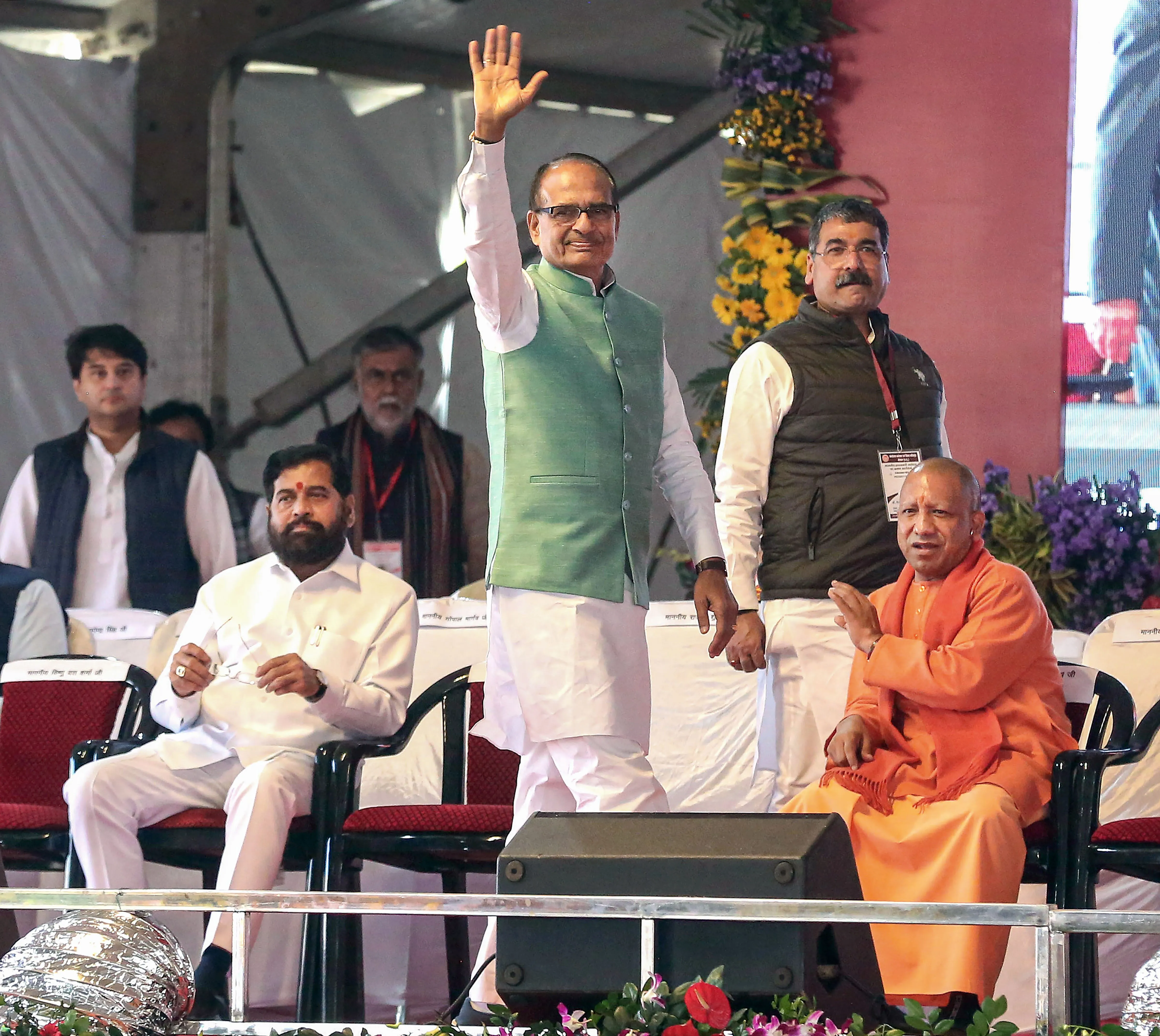 शिवराज की विदाई पर भावुक हुई भोपाल की जनता, गाड़ी रोक लगाए ‘मामा-मामा’ के नारे; देखें वीडियो