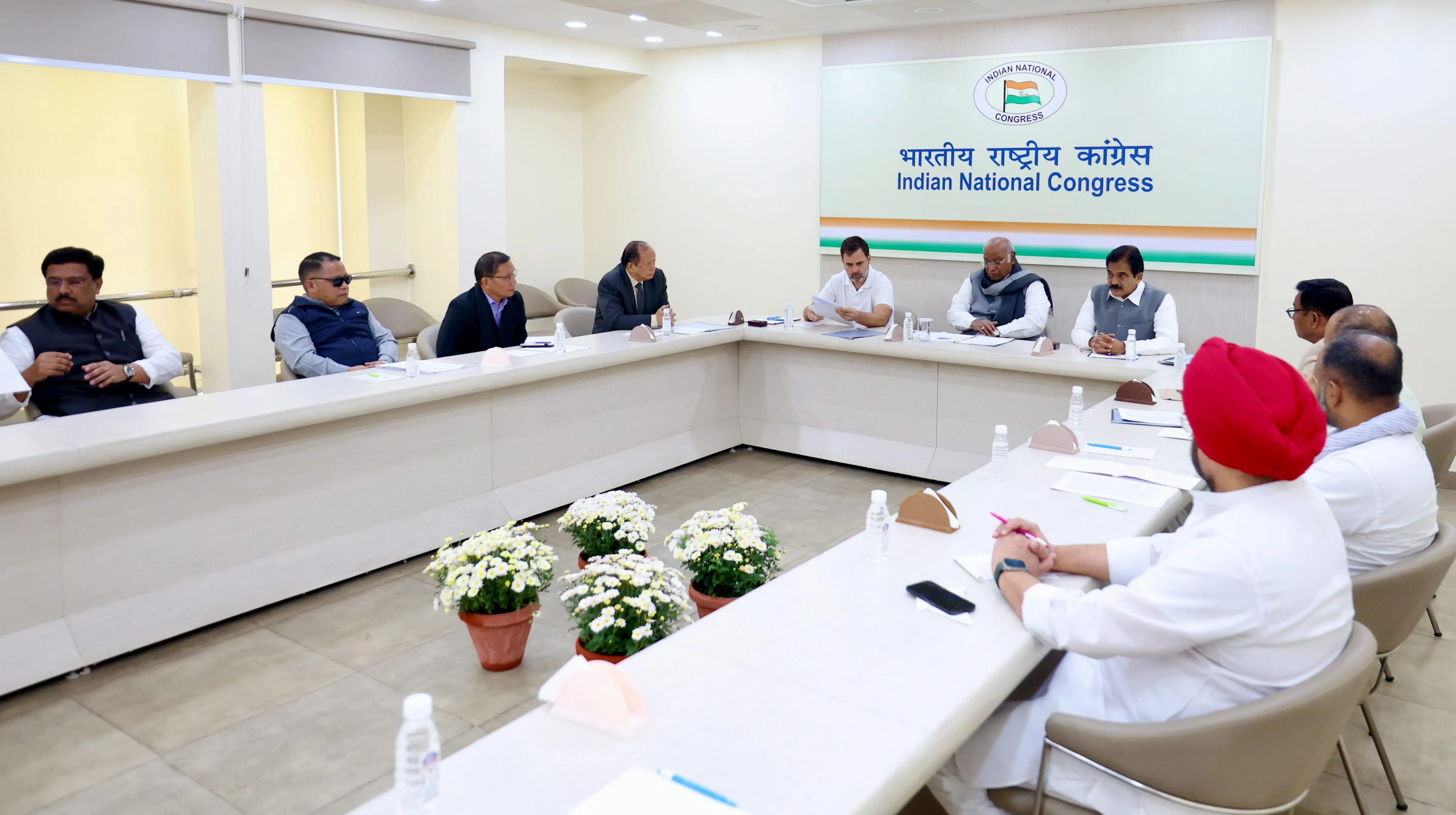 कांग्रेस ने राजस्थान और मिजोरम के चुनाव नतीजों को लेकर समीक्षा बैठक की -  congress held a review meeting regarding the election results of rajasthan  and mizoram - बिज़नेस स्टैंडर्ड