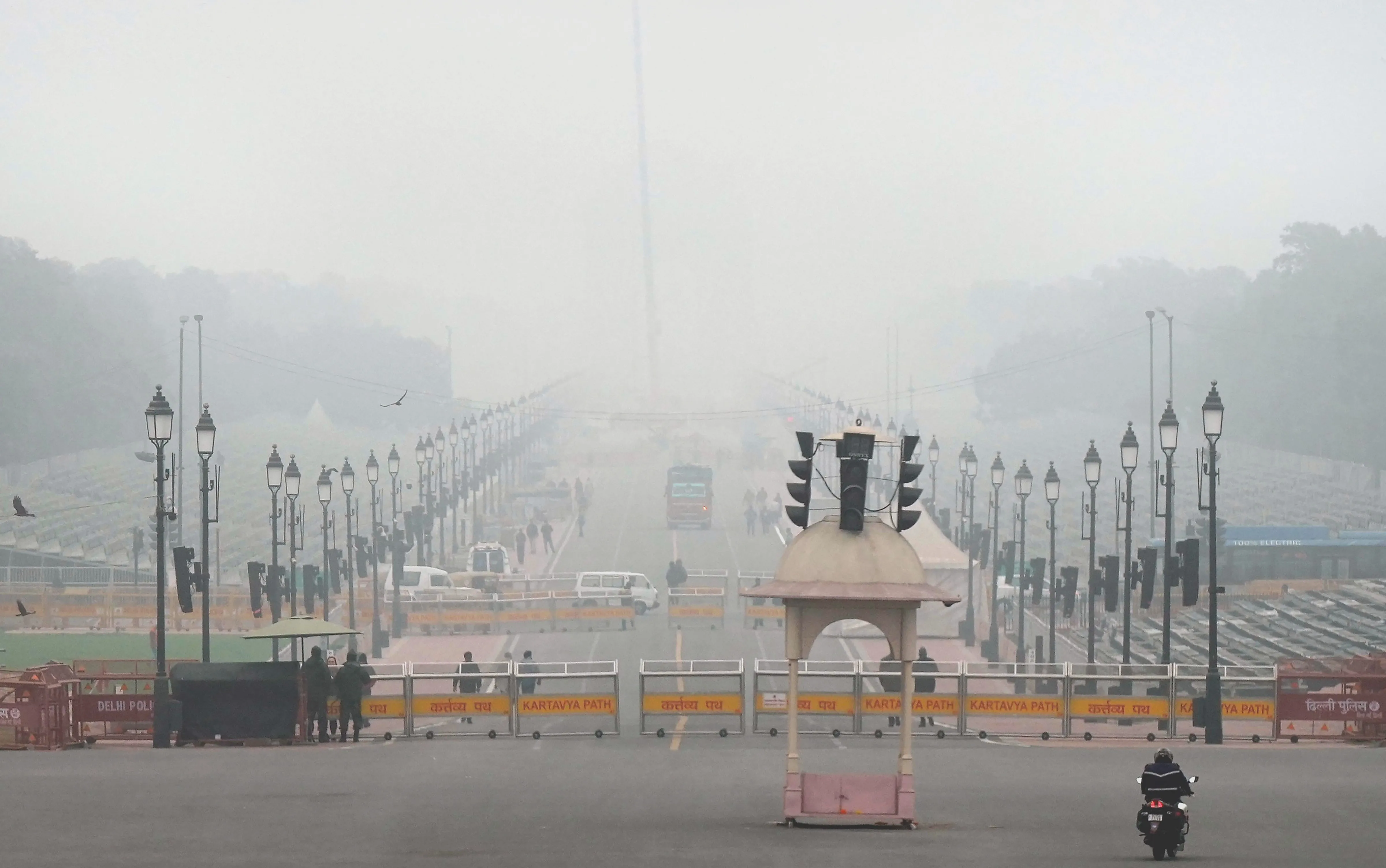 Delhi Weather Update: कोहरे की चादर से ढकी दिल्ली, जानें आज का तापमान