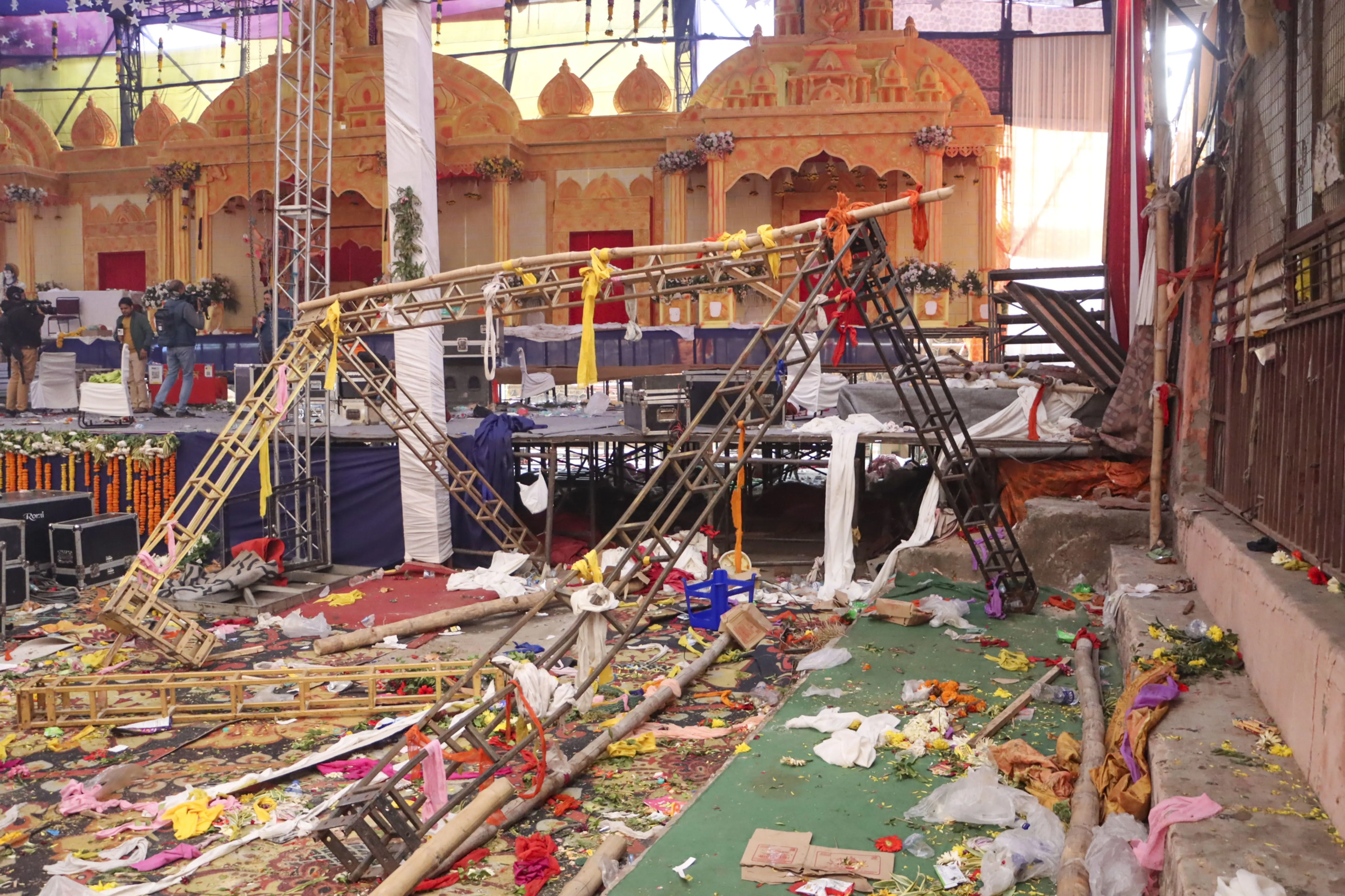 Stage collapsed in Delhi's Kalkaji temple