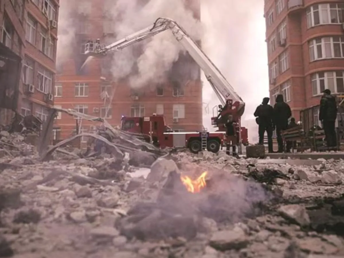 रूस ने 44 दिनों के बाद यूक्रेन की राजधानी कीव पर 31 मिसाइलें दागीं, 13 लोग घायलRussia fired 31 missiles at Ukraine's capital Kiev after 44 days, 13 people injured