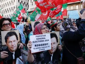 Pakistan Election 2024: More than 100 supporters of Imran Khan's party arrested for protesting against election rigging Pakistan Election 2024: चुनाव धांधली के खिलाफ प्रदर्शन को लेकर इमरान खान की पार्टी के 100 से ज्यादा समर्थक गिरफ्तार