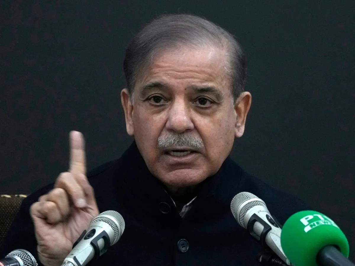 शहबाज शरीफ को लेकर जा रहे विमान को लाहौर की तरफ मोड़ा, अन्य यात्रियों को असुविधा हुई , Plane carrying Shehbaz Sharif diverted towards Lahore, other passengers inconvenienced