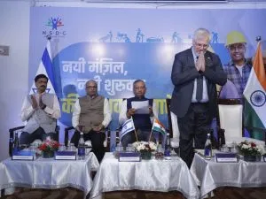 Under the agreement between the governments, the first batch of workers reached Israel from India सरकारों के बीच हुए समझौते के तहत कामगारों का पहला जत्था भारत से इजराइल पहुंचा