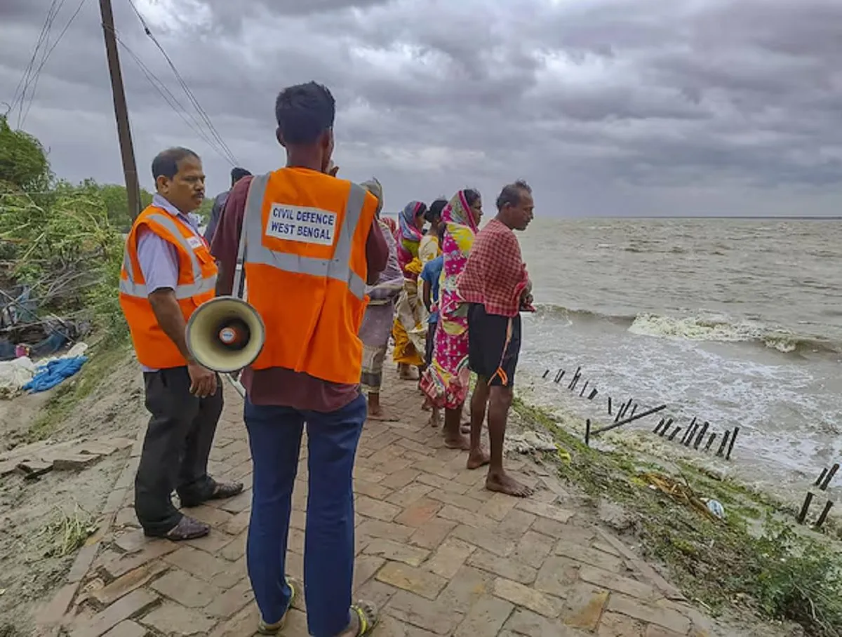 Cyclone Remal: पश्चिम बंगाल में चक्रवात रेमल का कहर; 24 ब्लॉक प्रभावित, 15,000 घरों को पहुंचा नुकसान Cyclone Remal