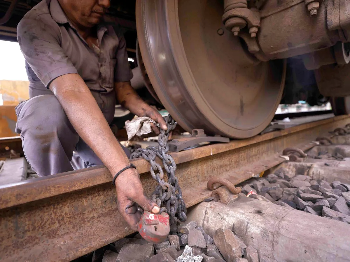 Cyclone Remal: P. 1 lakh people were evacuated from the coastal areas of Bengal, wind will blow at a speed of 120 km/h amid heavy rains Cyclone Remal: प. बंगाल के तटीय इलाकों से 1 लाख लोगों को हटाया गया, भारी बारिश के बीच चलेगी 120 km/h की रफ्तार से हवा