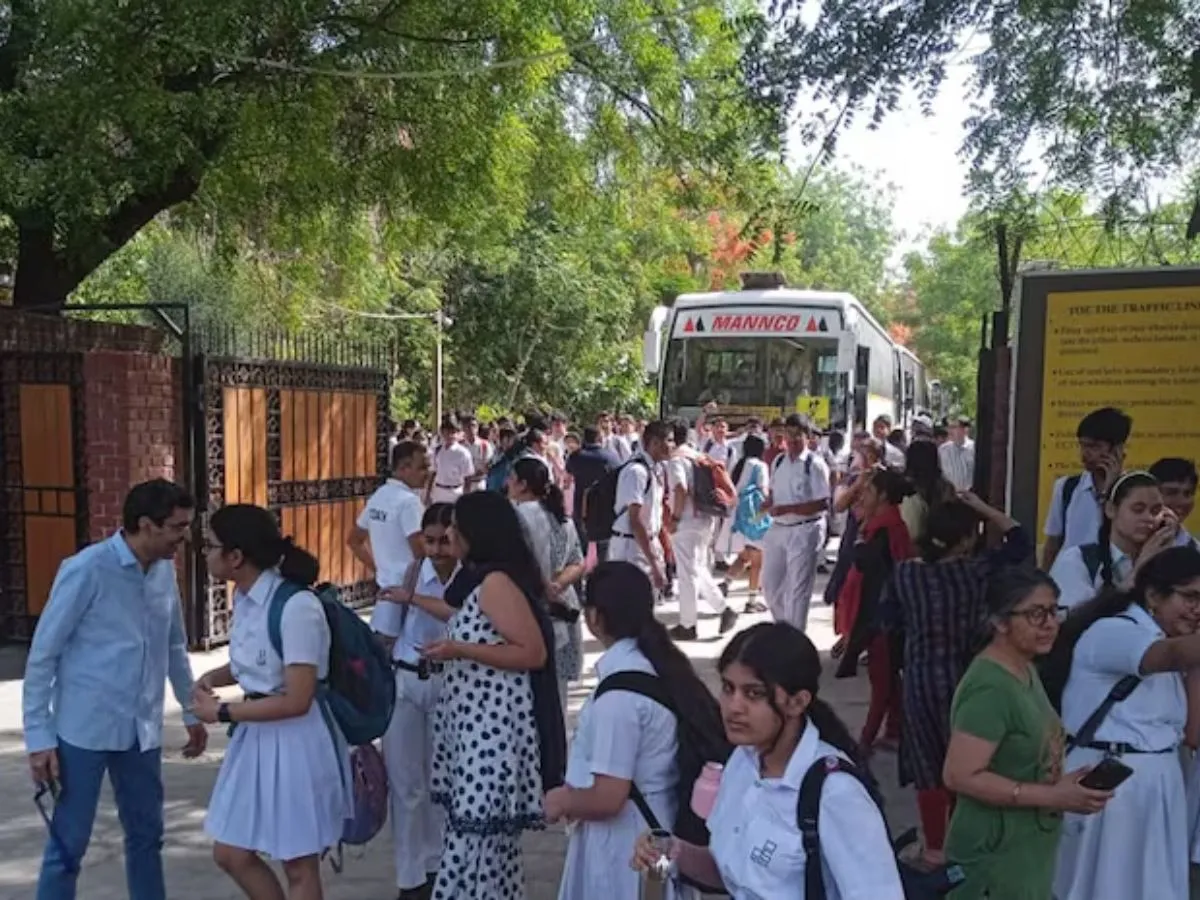 दिल्ली के 5 स्कूलों को मिली परिसर में बम होने की धमकी, पुलिस, बम निरोधक दस्ते तलाशी अभियान में जुटे, 5 Delhi schools receive bomb threats; police, bomb disposal squads rushed
