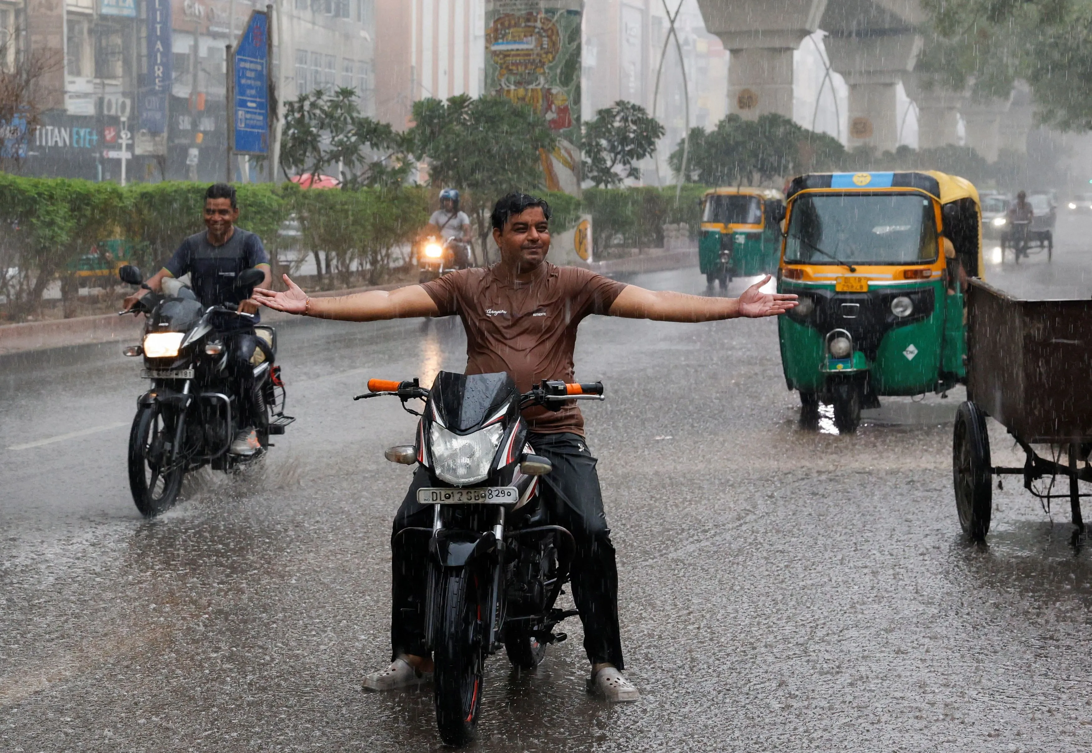 Delhi Weather Today दिल्ली में कैसा रहेगा मौसम घर से निकलने से पहले चेक कर लें आज का वेदर